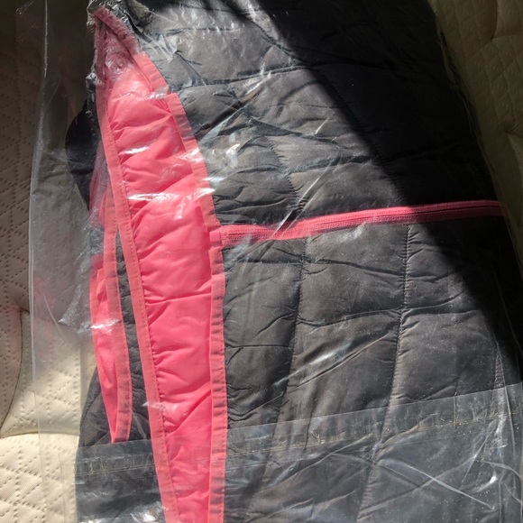 NWT black packable jacket in black and pink XL puffy - Picture 3 of 7